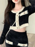 Flauschiger Strick-Zweiteiler mit Patchwork-Crop-Cardigan und Minirock – Schwarz