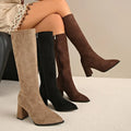 Einfarbige kniehohe Veloursleder-Stiefel mit Blockabsatz – Braun